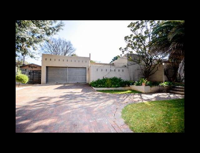 4 BEDROOM HOUSE FOR SALE IN VAN RIEBEECK PARK